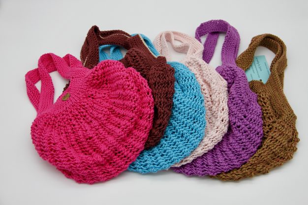 100% Baumwollnetze Bunte gehäkelte Handtaschen in verschiedenen Farben, angeordnet in einer Reihe.